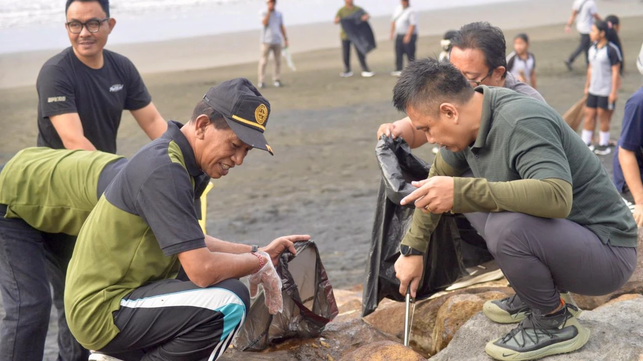 Gerakan Bali Bersih Sampah Digelar di Pantai Delodberawah, Libatkan Berbagai Elemen Masyarakat