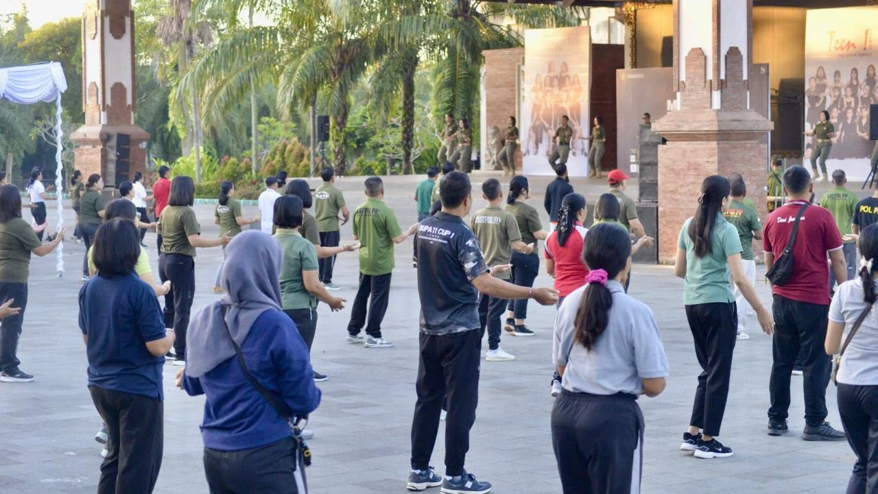 Semangat Jumat Pagi, ASN Jembrana Gelar Senam Bersama dan Gotong Royong di GKBK