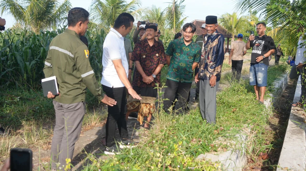 Bupati Kembang Tinjau Langsung Proyek Rabat Beton Jalan Banjar Loloan Medewi.