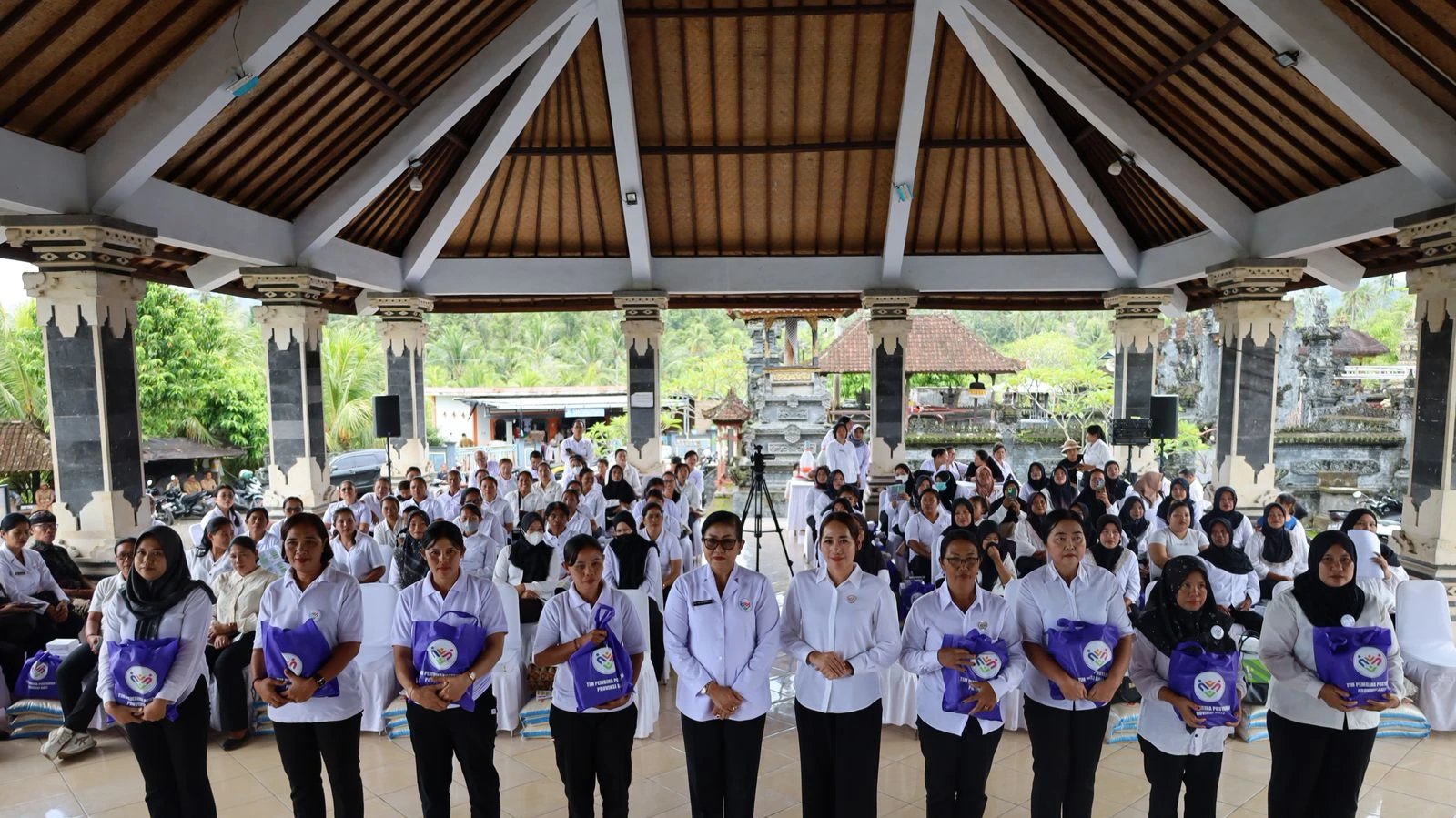 Sinergi Provinsi dan Kabupaten: Aksi "Membina dan Berbagi" di Pekutatan Fokus Tingkatkan Kapasitas Kader Posyandu dan Kesejahteraan Masyarakat