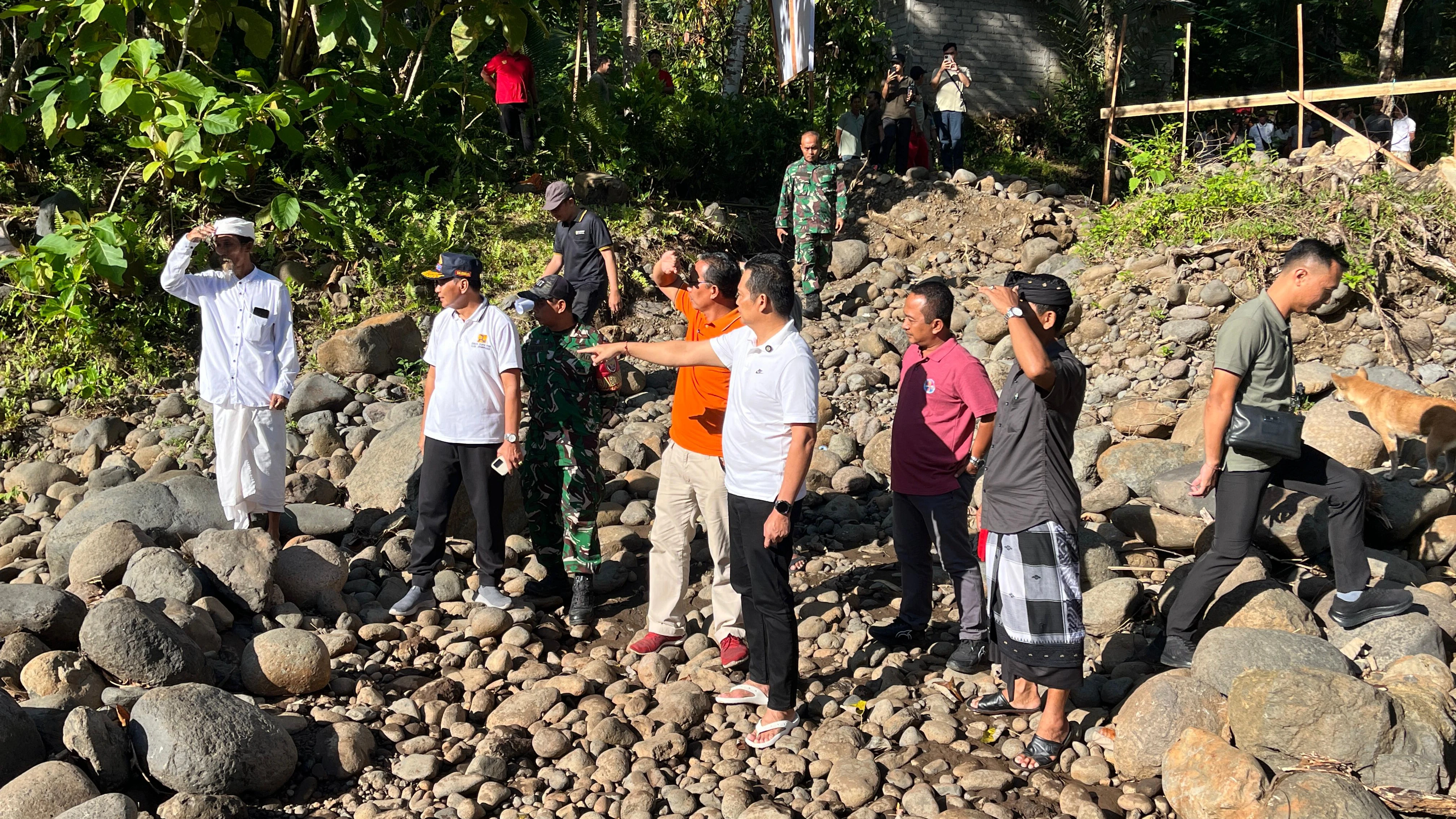 Semangat Gotong Royong Tinggi, Bupati Kembang Puji Kebersamaan Warga dan TNI Bangun Jembatan Garuda