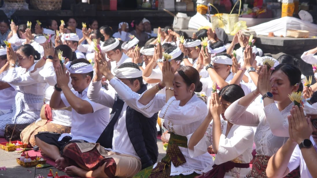 Wujudkan Harmoni Skala-Niskala, Pemkab Jembrana Laksanakan Bhakti Penganyar di Pura Agung Besakih