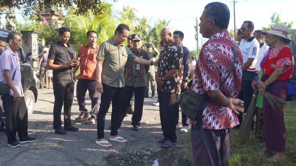 Tinjau Dua Ruas Jalan Rusak di Desa Baluk, Bupati Pastikan Segera Di-hotmix