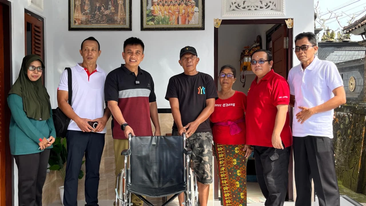 Sambangi Kediaman 2 Lansia di Tibu Tanggang, Wabup Ipat Serahkan Bantuan Kursi Roda